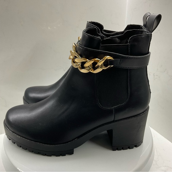 Chunky 3” Heeled Chelsea Boots with gold chain detail size 39 (7.5) - Picture 2 of 10